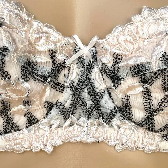 Vintage 90s Lise Charmel pink & black floral lacy bra - Picture 3 of 13